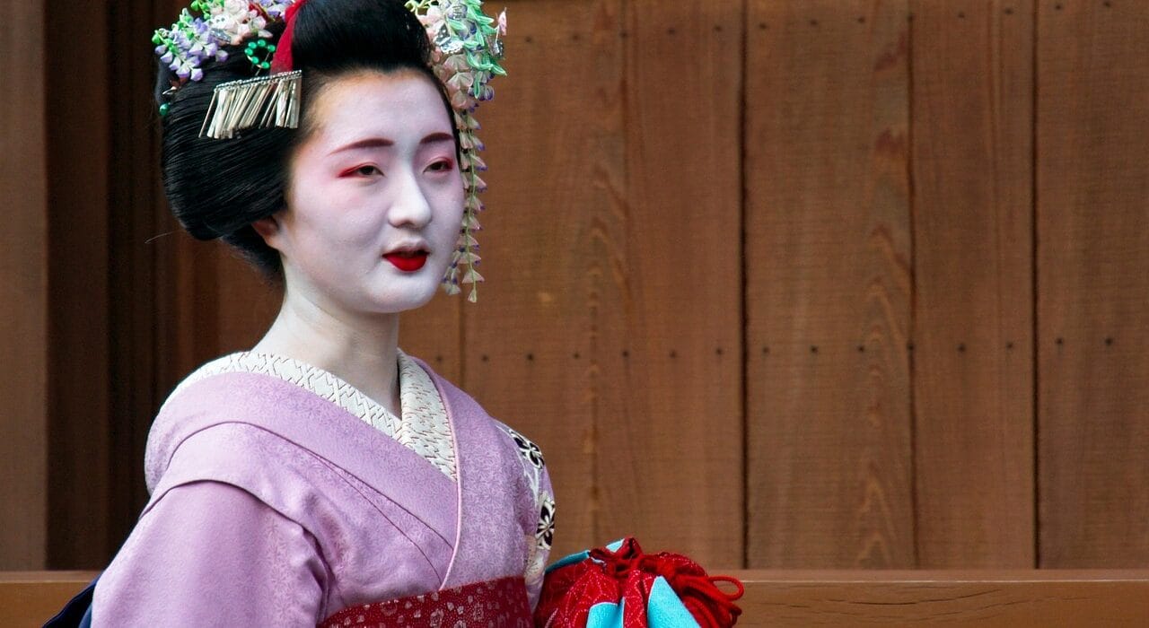 Geisha Sumbar gambar: https://pixabay.com/id/photos/jepang-geisha-wanita-perempuan-6531773/