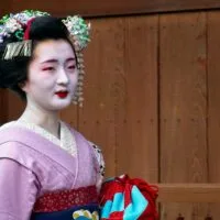 Geisha Sumbar gambar: https://pixabay.com/id/photos/jepang-geisha-wanita-perempuan-6531773/