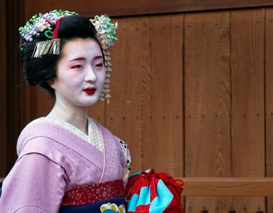 Geisha Sumbar gambar: https://pixabay.com/id/photos/jepang-geisha-wanita-perempuan-6531773/