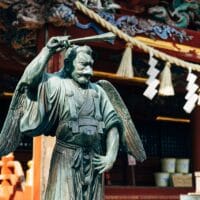 Sumber gambar: https://pixabay.com/id/photos/kuil-shinto-gunung-takao-patung-5465422/