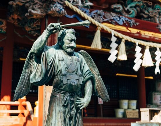 Sumber gambar: https://pixabay.com/id/photos/kuil-shinto-gunung-takao-patung-5465422/